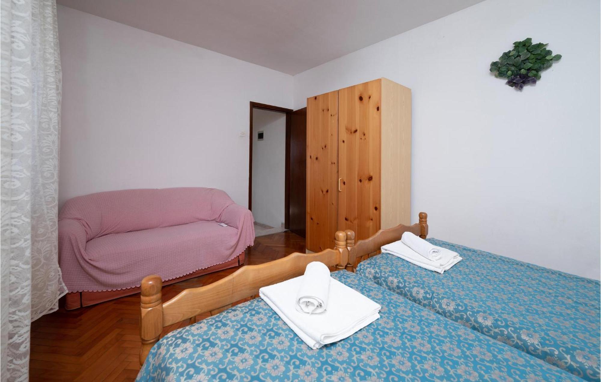 1 Bedroom Cozy Apartment In Pula Extérieur photo